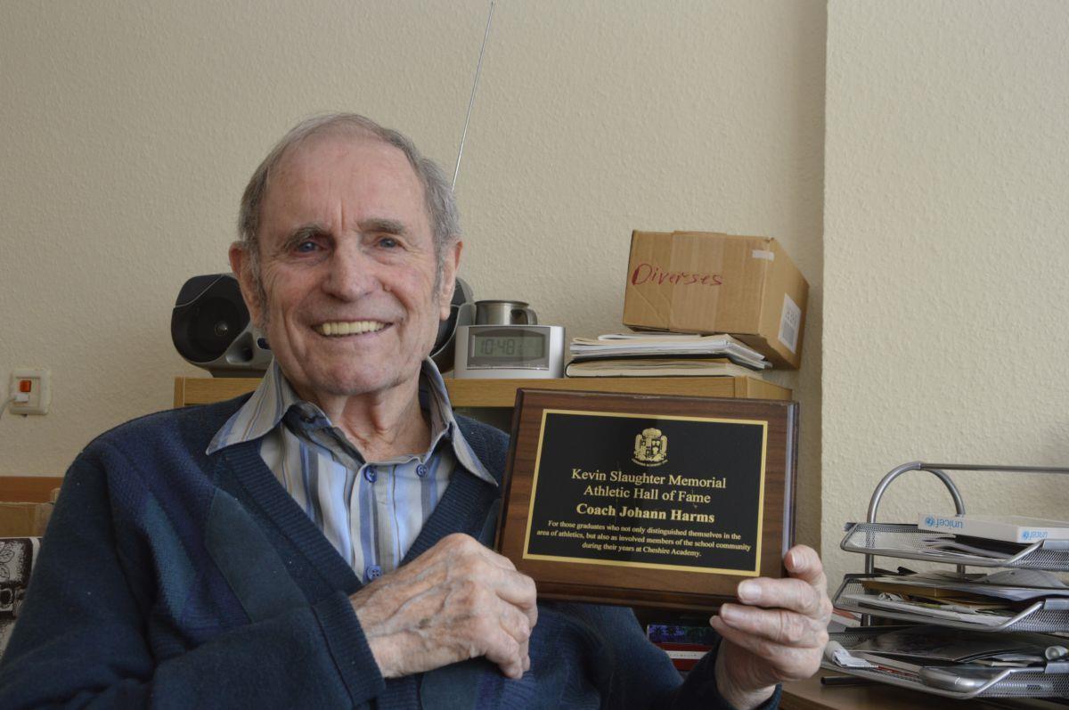 Nordenhamer Lehrer in amerikanischer Hall of Fame Jenning Harms zeigt die Plakette, die seine Aufnahme in die Hall of Fame beweist.