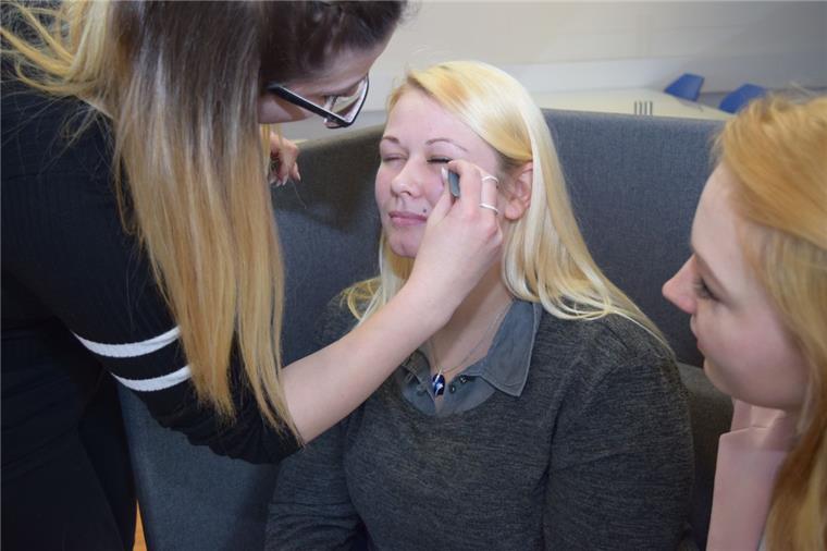 Jenny Hempel ist eine Meisterin auf dem Gebiet des Wimpern-Klebens. Kurzerhand zeigt sie Anna Waackhusen und Jaqueline Eichholz (von links nach rechts) wie man dieser Herausforderung mit Pinzette, Geschick und Kleber Herr werden kann.