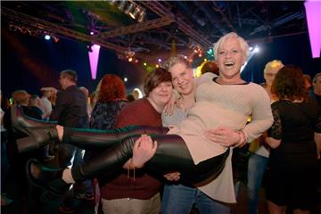 Jenny (von links), Helen und Andrea ließen sich gegenseitig hochleben. Foto: Sch...