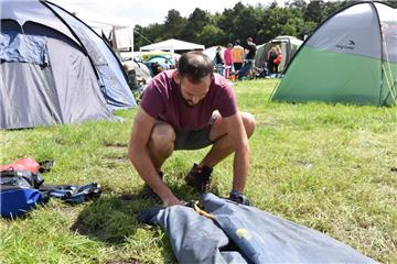 Jens aus Osnabrück ist ein wahrer Meister im Zeltzusammenlegen. Foto: Overschmid...