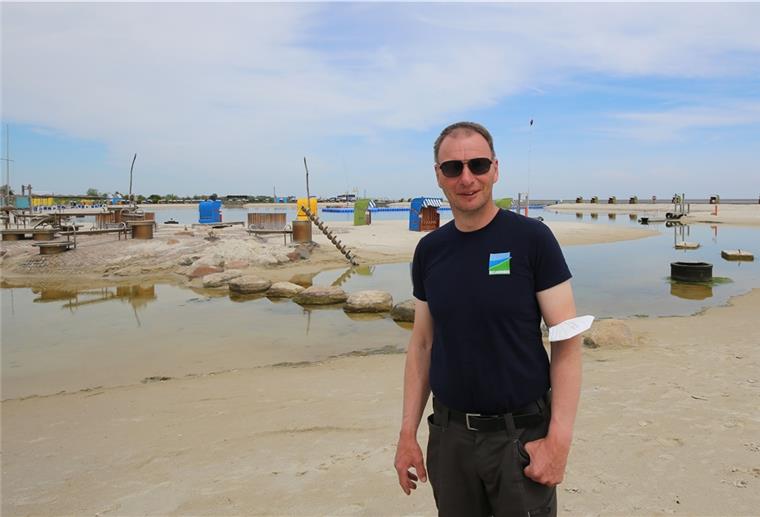 Jens Bode ist seit 4 Uhr morgens auf den Beinen. Er ist dabei, frisches Nordseewasser für die Nordsee-Lagune aufzubereiten.