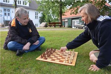 Jens Christian Heuer und seine Ehefrau Hedda (Foto: Schoener) spielen leidenschaftlich gerne Schach auf dem Rasen. Wer vom Rasenschach spricht und Fußballspielen meint, der denkt dabei auch an berühmte Verfechter dieser Spielkultur. Startrainer Pep Guardiola gehört dazu.