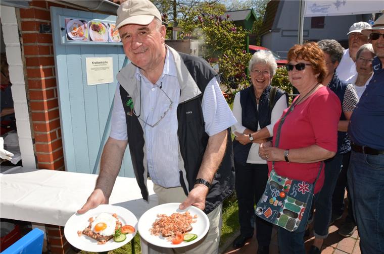 Wremer Krabbentag lockt die Besucher an Jens Dircksen aus Wremen läuft beim Anblick der Krabbenbrote das Wasser im Mund zusammen. Andere Besucher lauern an der Ausgabe.