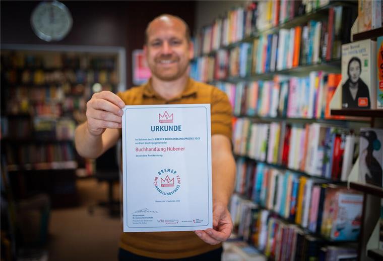 Bremerhavener Buchhandlung Hübener räumt gleich zwei Preise ab Jens Fleischer, Inhaber der Buchhandlung Hübener, freut sich über die Auszeichnung des Bremer Buchhandlungspreises 2023.