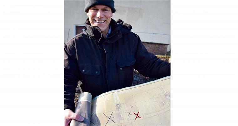 Bremerhaven: Rätsel um Erdbunker noch nicht gelöst Jens Grotelüschen mit einem Plan aus den 1980er Jahren. Auf der Lagekarte ist das Gebäude – es stand über dem jetzt gefundenen Erdbunker - hinter der Roter-Sand-Sporthalle in Bremerhaven als nicht mehr vorhanden (rotes Kreuz) gekennzeichnet.
