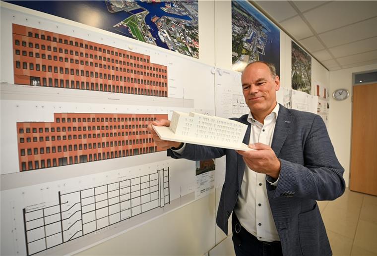 Schwierige Suche nach neuen Solarflächen in Bremerhaven und Cuxland Jens Grotelüschen zeigt ein Modell des sogenannten „Hafenstudios“, ein Neubau im neuen Rotersand-Quartier in Bremerhaven. Es soll eine Photovoltaik-Anlage bekommen.