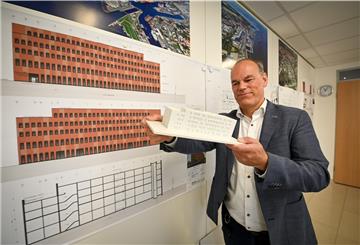 Jens Grotelüschen zeigt ein Modell des sogenannten „Hafenstudios“, ein Neubau im neuen Rotersand-Quartier in Bremerhaven. Es soll eine Photovoltaik-Anlage bekommen.