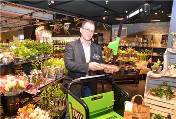 Jens Knauer scannt Ware mit dem Einkaufswagen