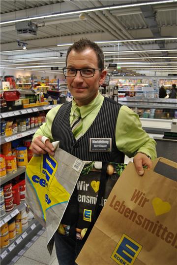 Jens Knauer vom E-Center Rotersand wird Papiertüten künftig günstiger anbieten als Plastiktaschen. Gratis gibt es gar keine Tüten mehr.