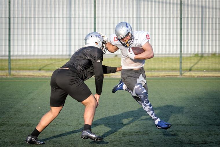 Neuzugang Koppe freut sich auf die Football-Saison mit den Seahawks Jens Koppe (rechts) gibt im Training immer Gas. Der Runningback will mit den Seahawks-Footballern eine erfolgreiche Saison spielen.