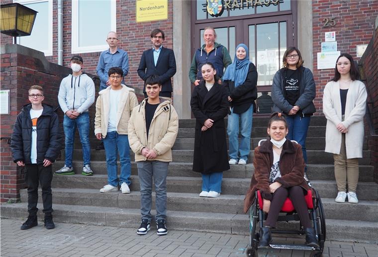 Startschuss für das neue Nordenhamer Jugendparlament Jens Leiminer vom Amt für Bildung und Freizeit (hintere Reihe von links), Bürgermeister Nils Siemen und Harald Golkowski, Leiter der städtischen Jugendarbeit, freuen sich, dass das neue Jugendparlament seine Arbeit nun aufgenommen hat.