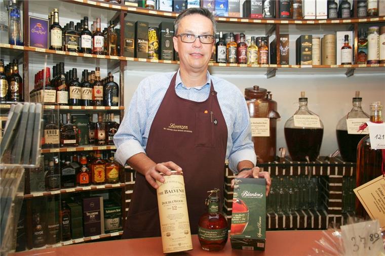 Machen Zölle und Brexit den Whisky teurer? Jens Lorenzen hat eine große Auswahl an schottischem Whisky (links) und auch an Bourbon.