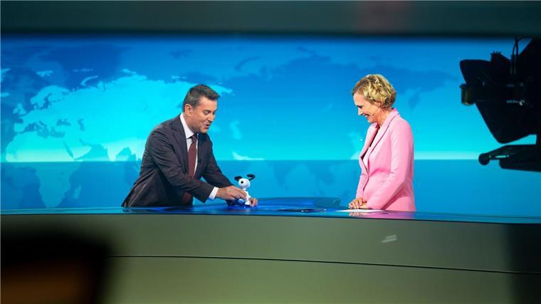 Großer Abschied für Caren Miosga Jens Riewa (l-r) schenkt Caren Miosga am Ende ihrer letzten Sendung eine Snoopy-Figur.