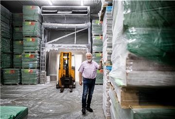 Jens Schoppenhauer hat den Frosterei- und Tiefkühllager-Betrieb Louis Schoppenhauer von Opa und Vaddern übernommen und kennt jeden Arbeitsvorgang in seiner Produktionshalle XIV haargenau. Foto: Hartmann