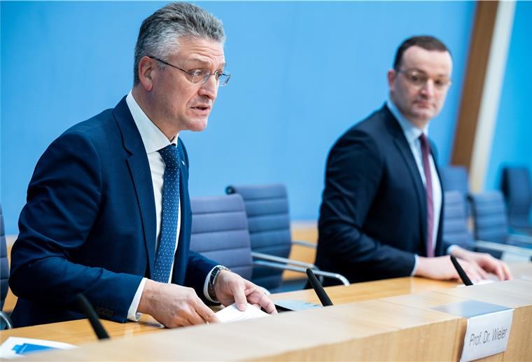 Spahn fordert Kontaktbeschränkungen Jens Spahn (CDU, rechts), geschäftsführender Bundesgesundheitsminister, und Lothar Wieler, Präsident des Robert Koch-Instituts (RKI) fordern Kontaktbeschränkungen.