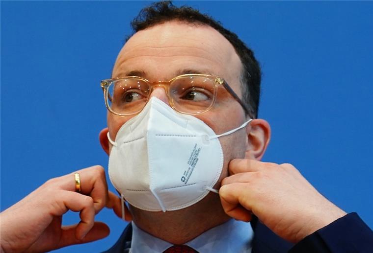 Kassenärzte: Spahn hat für Test-Chaos gesorgt Jens Spahn (CDU), Bundesminister für Gesundheit, nimmt zu Beginn einer Pressekonferenz zu Corona-Impfungen seine Schutzmaske ab.