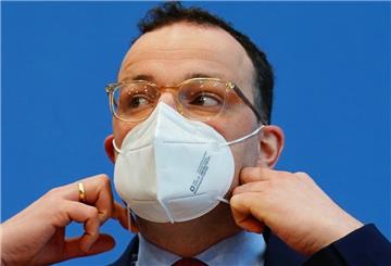 Jens Spahn (CDU), Bundesminister für Gesundheit, nimmt zu Beginn einer Pressekonferenz zu Corona-Impfungen seine Schutzmaske ab. 