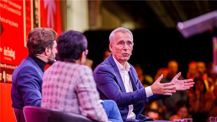 Jens Stoltenberg (r-l), Maria Ressa und Moderator Sebastian Puschner diskutieren auf der Frankfurter Buchmesse.