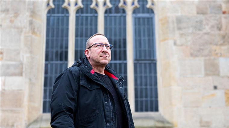 Als Kind missbraucht - Betroffener und Kirche einigen sich Jens Windel beschuldigt einen verstorbenen katholischen Pfarrer, ihn sexuell missbraucht zu haben - und fordert ein hohes Schmerzensgeld. Jetzt einigte er sich mit dem Bistum Hildesheim. (Archivbild)
