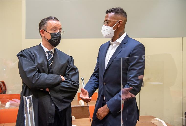 Der Fußball-Profi und ehemalige Nationalspieler Jerome Boateng (r) steht zu Beginn des Prozesses gegen ihn im Amtsgericht München mit seinen Anwalt Kai Walden zusammen.