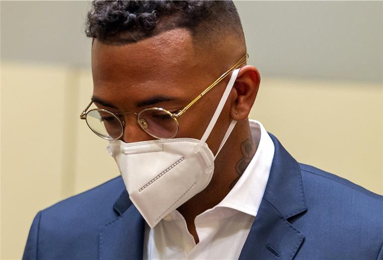 Jérôme Boateng wegen Körperverletzung verurteilt Der Fußball-Profi und ehemalige Nationalspieler Jerome Boateng steht zu Beginn des Prozesses gegen ihn im Amtsgericht München.