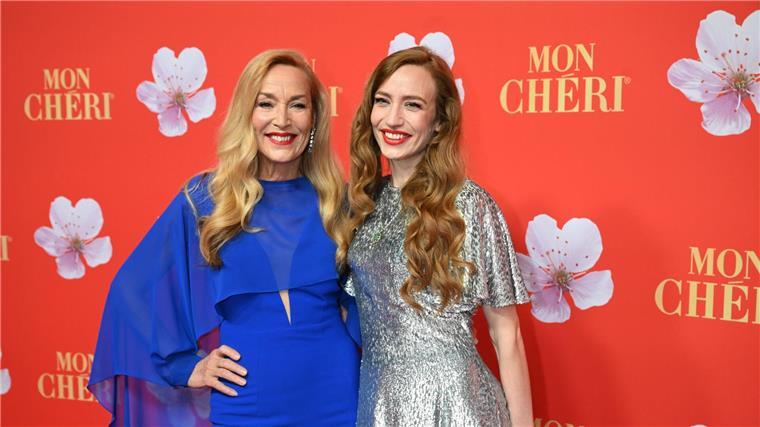 Jagger und Hall über ihre Weihnachtstraditionen Jerry Hall und Elizabeth Jagger freuen sich aufs gemeinsame Weihnachtsfest.