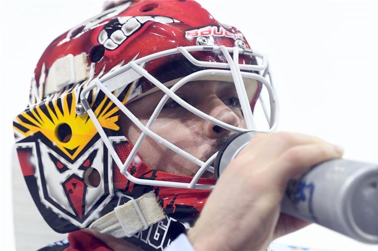 HC Banská Bystrica hat für den SWB-Cup abgesagt Jerry Kuhn hat Durst und greift zur Flasche.