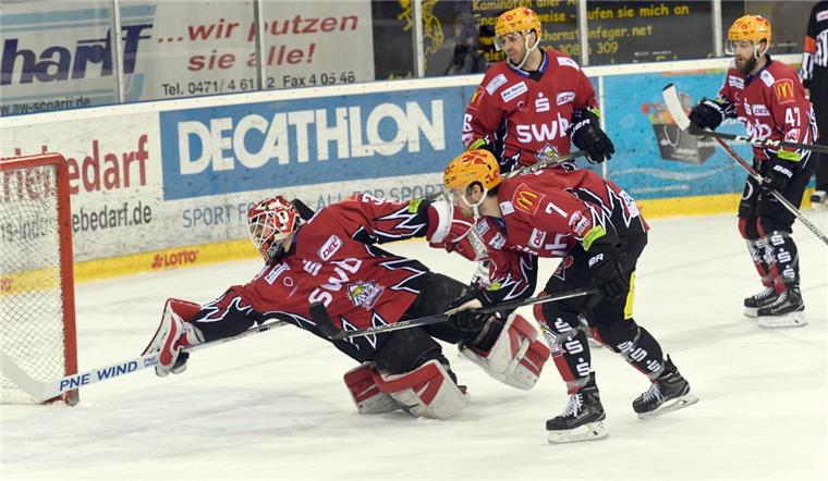 Mitmachen: Fischtown Pinguins zeigen in München viele positive Dinge Jerry Kuhn hechtet, Dominik Tiffels, Brock Hooton und Wade Bergman beobachten die Szenerie