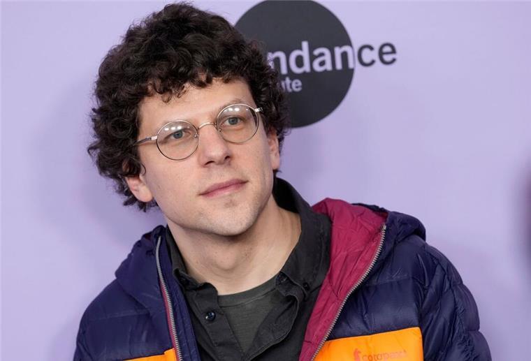 Eisenberg: Sohn hat mich „sehr viel glücklicher gemacht“ Jesse Eisenberg spielte Facebook-Gründer Mark Zuckerberg in dem Film „The Social Network“.)