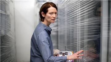 Jessica (Tilda Swinton) ist auf der Suche nach Inkubatoren für ihre Orchideenzucht.