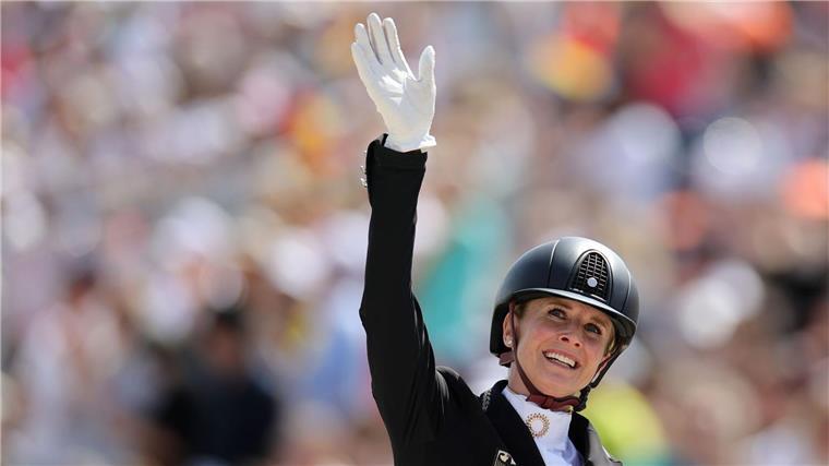 Noch ein Dressur-Gold: „Emotionaler Orkan“ Jessica von Bredow-Werndl gewinnt Gold.