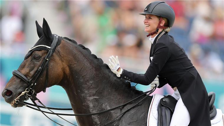 Dressur-Team glänzt bei der Qualifikation Jessica von Bredow-Werndl hat sich mit dem Dressur-Team für das Finale qualifiziert.