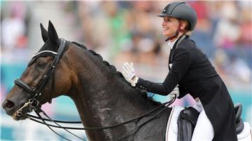 Jessica von Bredow-Werndl  hat sich mit dem Dressur-Team für das Finale qualifiziert.