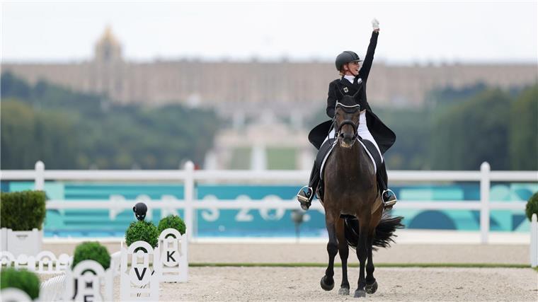 Wieder Gold für Dressur-Team: Werth mit Olympia-Rekord Jessica von Bredow-Werndl rettet Gold als Schlussreiterin.