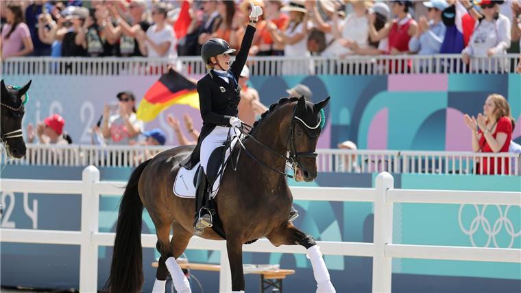 Von Bredow-Werndls Neustart mit speziellem Pferd Jessica von Bredow-Werndl setzt nach viermal Gold mit Dalera auf ein neues Pferd.