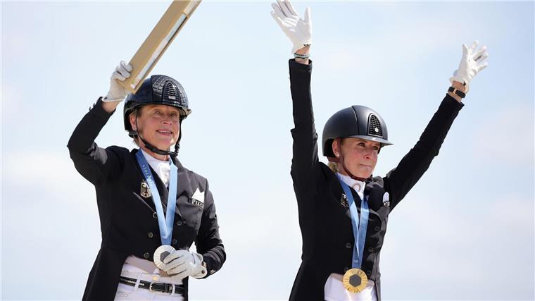 Noch ein Dressur-Gold: „Emotionaler Orkan“ Jessica von Bredow-Werndl und Isabell Werth feiern ihre Medaillen.