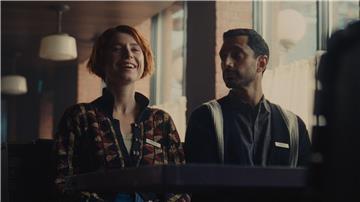 Jessie Buckley und Riz Ahmed in einer Szene aus „Fingernails“.