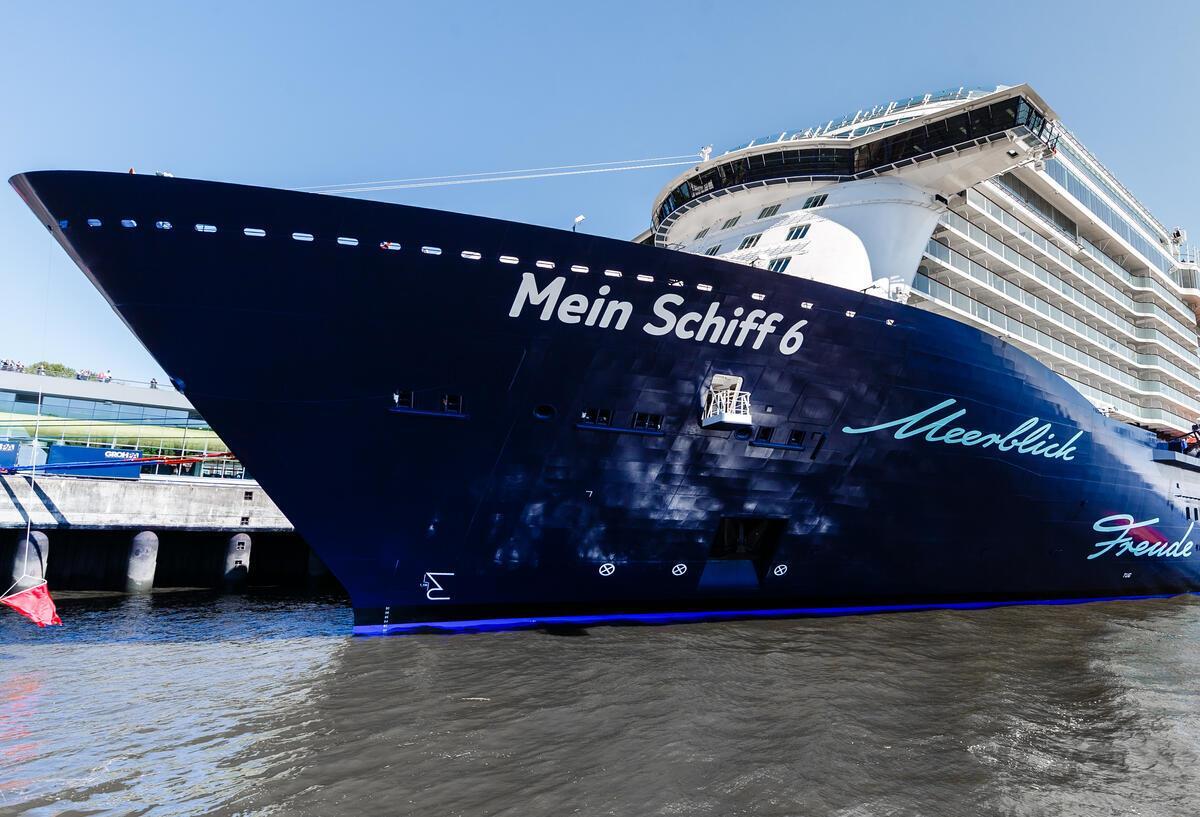 Das Kreuzfahrtschiff „Mein Schiff 6“ hat im Hamburger Hafen festgemacht.