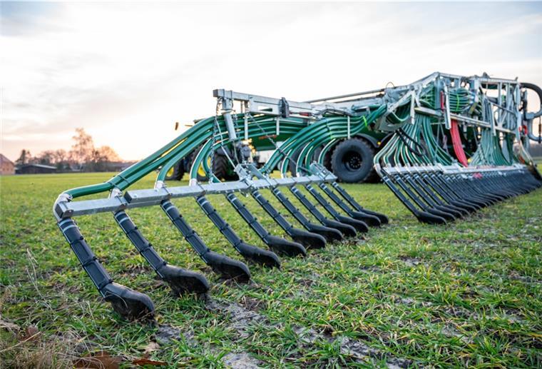 Landwirte dürfen wieder Gülle fahren Ein Landwirt bringt mit seinem Gespann Gülle auf einem Feld aus.