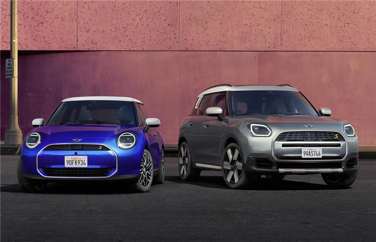 Moderne trifft Ikone: Die neue MINI Family ist da zwei Autos stehen nebeneinander: der MINI COOPER und der MINI COUNTRYMAN