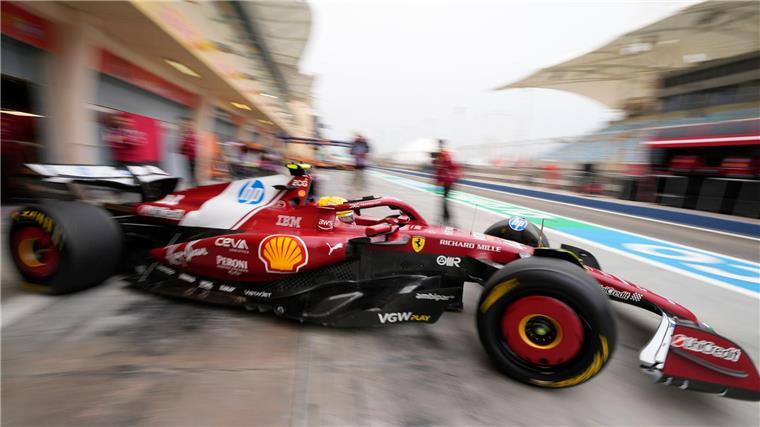 Formel 1 zum 75-Jährigen: Alle gegen Verstappen? Jetzt im Ferrari: Lewis Hamilton und sein neuer Dienstwagen.