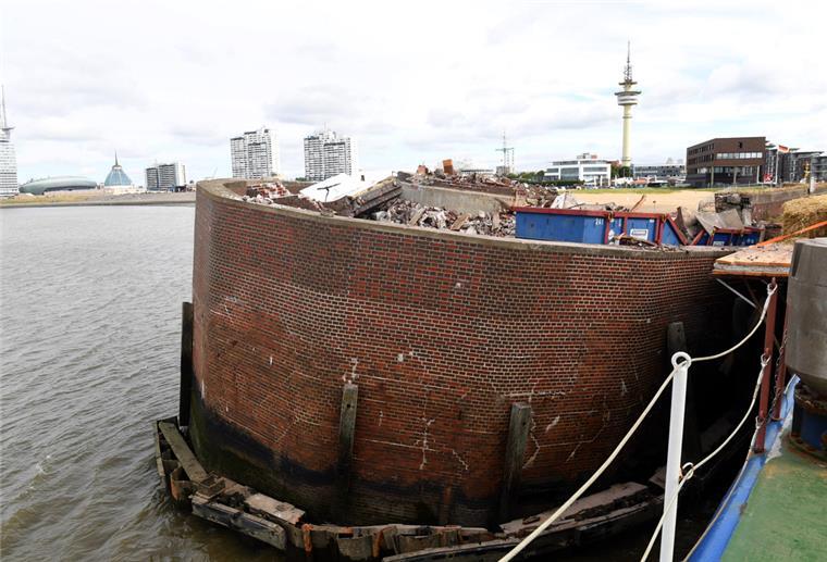 Schiefer Turm an der Mole: Der Turm ist weg Nordmole in Bremerhaven ohne Leuchtturm