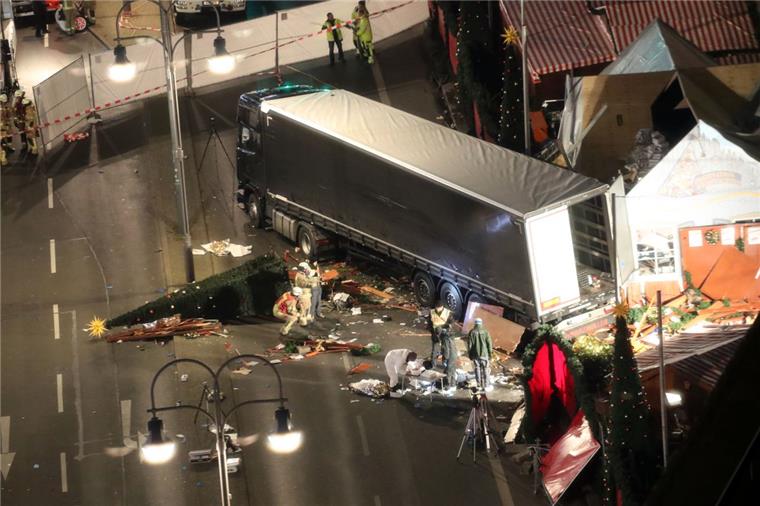 Polizei bestätigt: Lkw raste absichtlich in den Berliner Weihnachtsmarkt Jetzt ist es Gewissheit: Der Fahrer des Lkw ist absichtlich in den Berliner Weihnachtsmarkt gefahren. Bei dem Anschlag starben 12 Menschen.