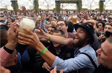 Jetzt läuft das kühle Nass wieder: Festbesucher greifen im Hofbräuzelt auf dem Oktoberfest in München nach den ersten Maß Bier. 