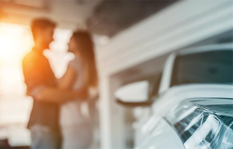 Polzin-Gezer Immobilien geht neue Wege, um sich bei Kunden zu bedanken Verliebtes Paar freut sich über ein neues Auto.