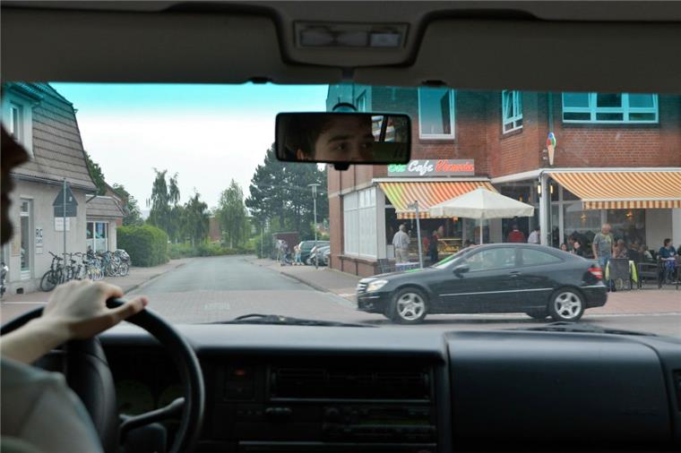 Kreuzung statt Kreisel: Autofahrer sind verwirrt Jetzt muss aufgepasst werden. Seitdem der Kreisel eine Kreuzung ist, hat der von rechts kommende Verkehr Vorfahrt. Viele Autofahrer sind sich dieser Tatsache noch nicht bewusst.