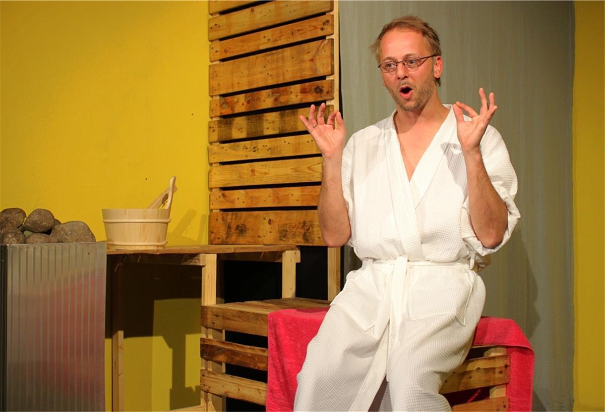 Knutschen mit der Deko-Palme im Piccolo Teatro Jetzt muss er schon eine Brille tragen: Allein in der Sauna hadert Rechtsanwalt Karl-Heinz König (Andreas Brendel) mit dem Älterwerden.