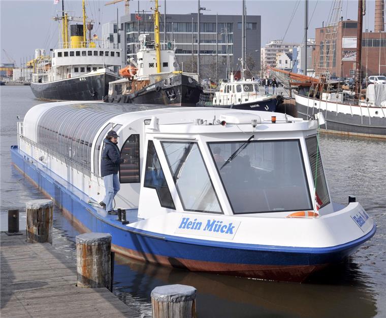 Jetzt nach dem Winterschlaf wieder möglich: Hafenrundfahrt mit der "Hein Mück" im Neuen Hafen. Foto ls