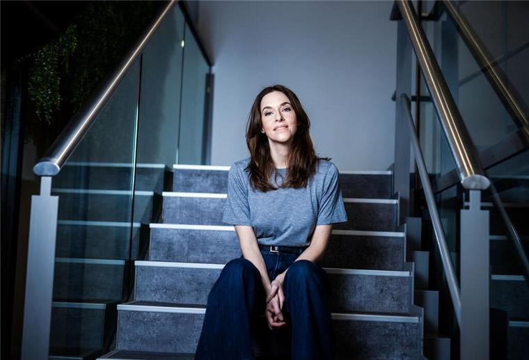 Vom Netflix-Keller ins Rampenlicht: Kim Riedle wird ARD-Cop „Jetzt plötzlich, durch die Emmy-Preisverleihung, sind überall sehr viel Bilder von mir in der Welt.“