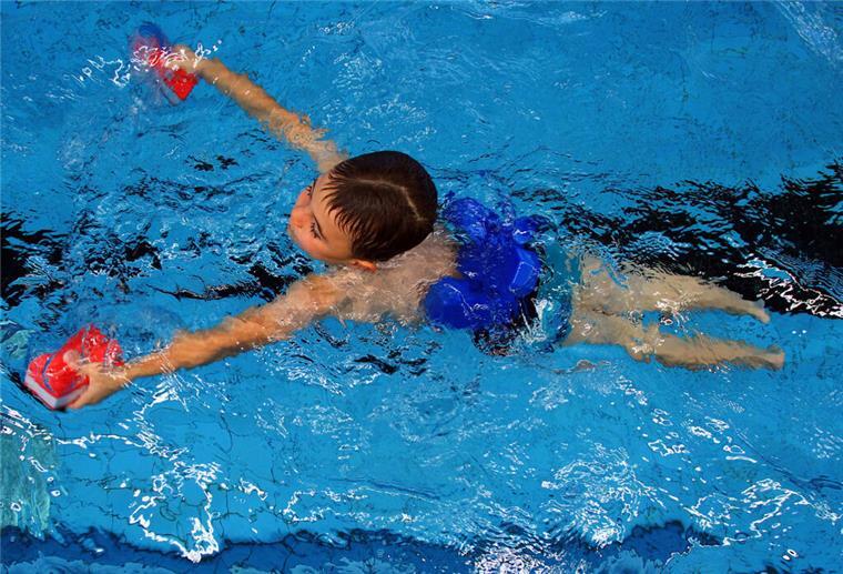 Der Sommer naht, die Freibäder öffnen – doch Ihr Kind kann noch nicht schwimmen? Kein Problem! Der Deutsche Kinderschutzbund Ortsverband Bremerhaven e.V. hilft Familien mit einem unkomplizierten Angebot: Eltern können gemeinsam mit ihren Kindern in ein Bremerhavener Bad ihrer Wahl gehen – und werden dabei finanziell unterstützt.